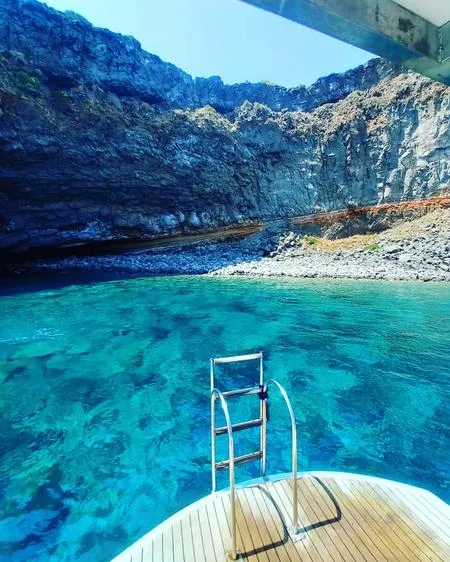 Giro in barca a Pantelleria con soste bagno e pranzo a bordo