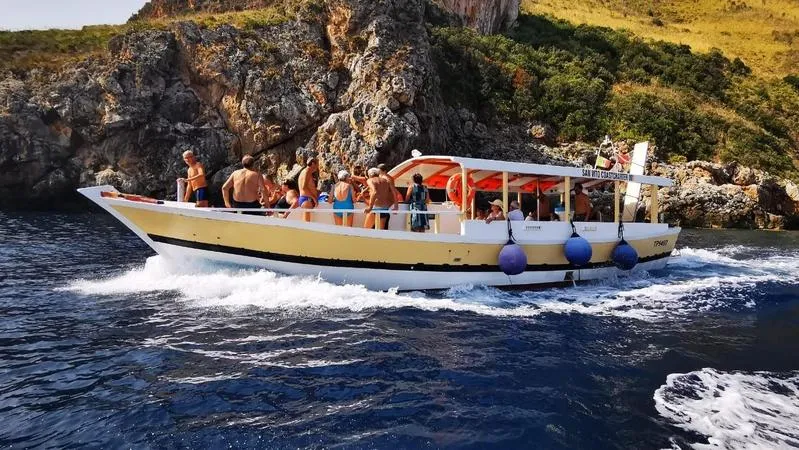 Mezza giornata in barca con soste bagno verso i Faraglioni di Scopello