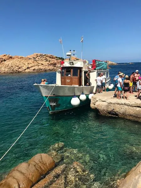 Gita in gozzo d'epoca con soste bagno tra Caprera, La Maddalena, Budelli e Spargi