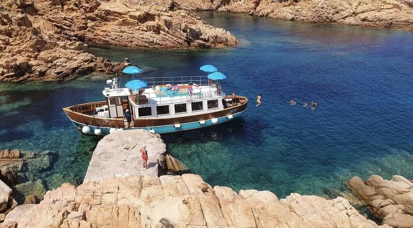 Gita in gozzo d'epoca con soste bagno tra Caprera, La Maddalena, Budelli e Spargi