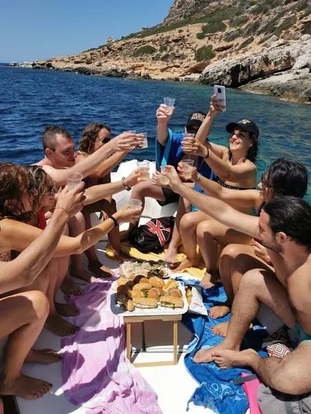 Giornata in gommone da Marsala con soste bagno a Favignana e Levanzo e pranzo a bordo