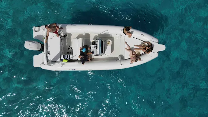 Escursione in gommone da Trapani con soste bagno tra Favignana e Levanzo