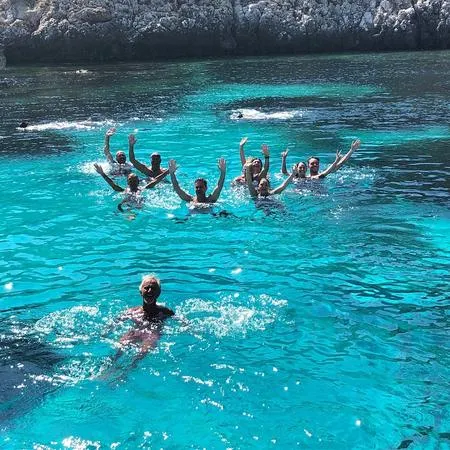 Escursione in barca dal porto di Favignana con pranzo e snorkeling