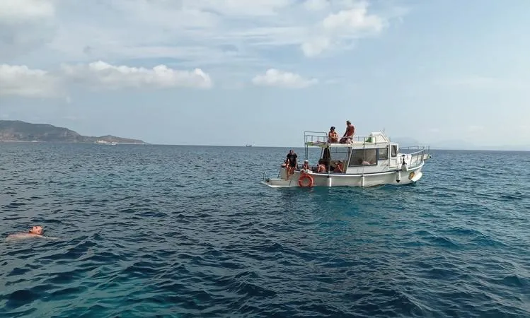Escursione in barca dal porto di Favignana con pranzo e snorkeling