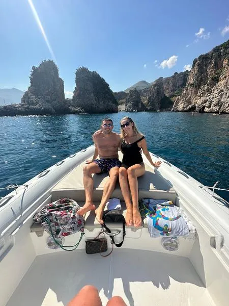Giornata in gommone con pranzo a bordo alla Riserva dello Zingaro da San Vito