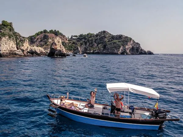 Boat tour di gruppo con aperitivo tipico e snorkeling a Taormina