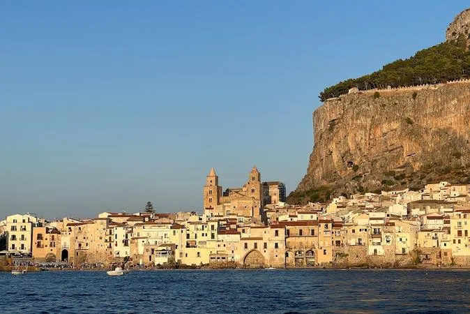 Tour in barca al tramonto con aperitivo e bagno in mare a Cefalù