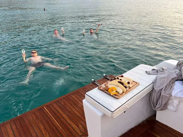 Tour in barca al tramonto con aperitivo e bagno in mare a Cefalù