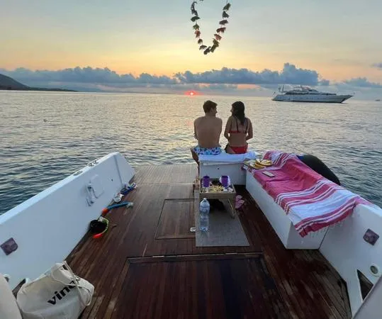 Tour in barca al tramonto con aperitivo e bagno in mare a Cefalù