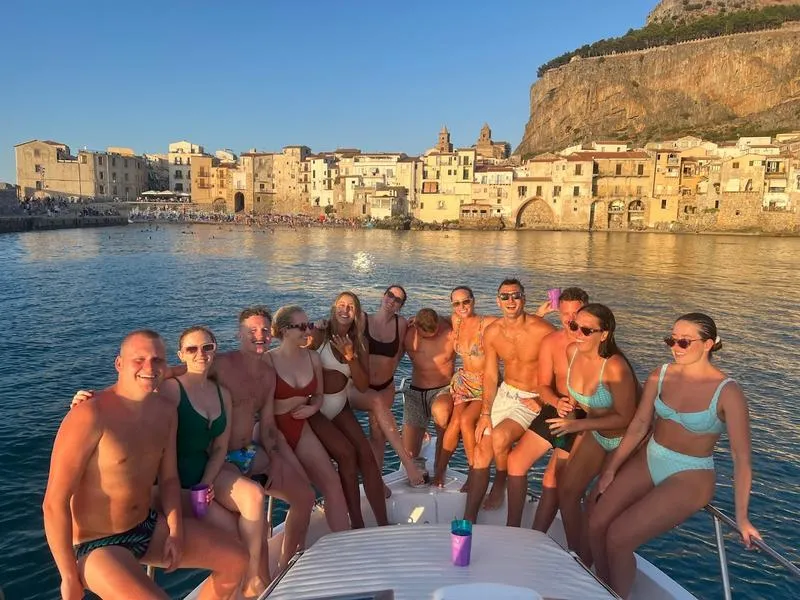 Tour in barca al tramonto con aperitivo e bagno in mare a Cefalù
