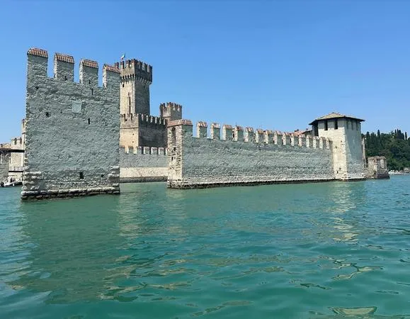 Giro in barca completo della Penisola di Sirmione sul Lago di Garda