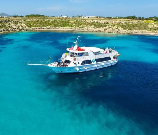 Escursione giornaliera in motonave con pranzo a bordo tra Favignana e Levanzo da Trapani