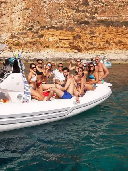 Gita in barca a Favignana e Levanzo con soste sulle isole e pranzo a bordo da Trapani