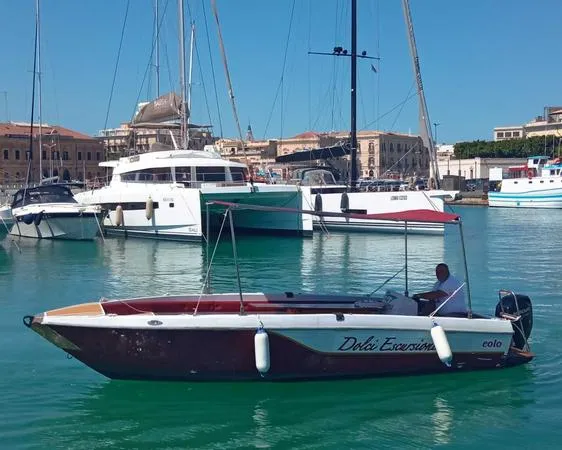 Mezza giornata in barca lungo il versante nord di Siracusa e Ortigia con pranzo