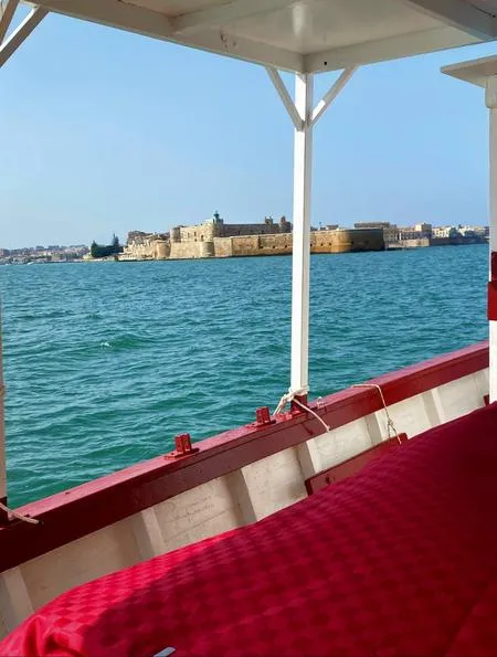Mezza giornata in barca lungo il versante nord di Siracusa e Ortigia con pranzo