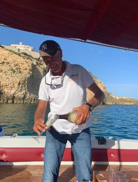 Mezza giornata in barca lungo il versante nord di Siracusa e Ortigia con pranzo