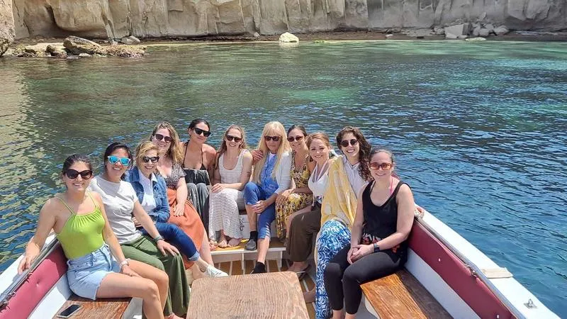 Mezza giornata in barca lungo il versante nord di Siracusa e Ortigia con pranzo