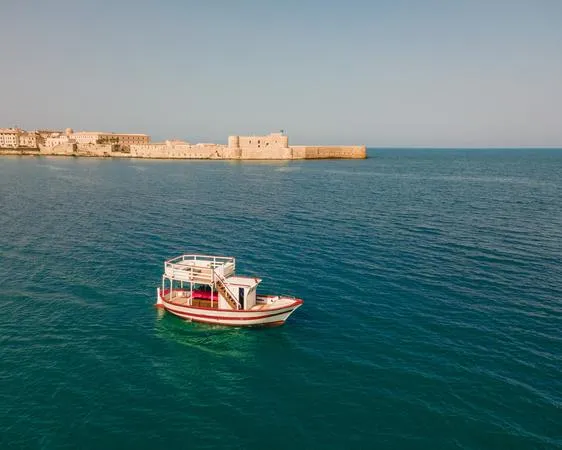 Mezza giornata in barca lungo il versante nord di Siracusa e Ortigia con pranzo