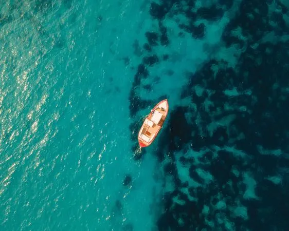 Mezza giornata in barca lungo il versante nord di Siracusa e Ortigia con pranzo