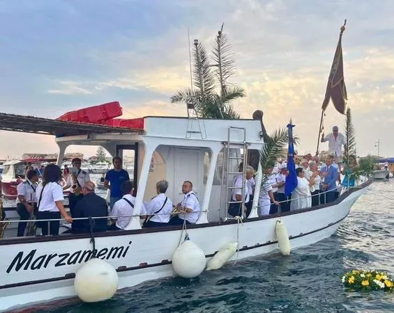 Mezza giornata in barca con snorkeling e aperitivo a Marzamemi