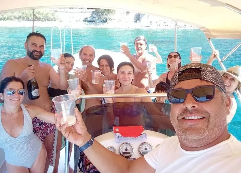 Aperitivo in barca al tramonto con avvistamento delfini da Letojanni