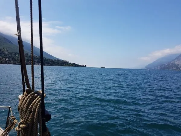 Minicrociera sul Lago di Garda in veliero e visita alle Cascate della Forra da Malcesine