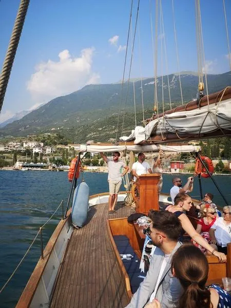 Minicrociera sul Lago di Garda in veliero e visita alle Cascate della Forra da Malcesine