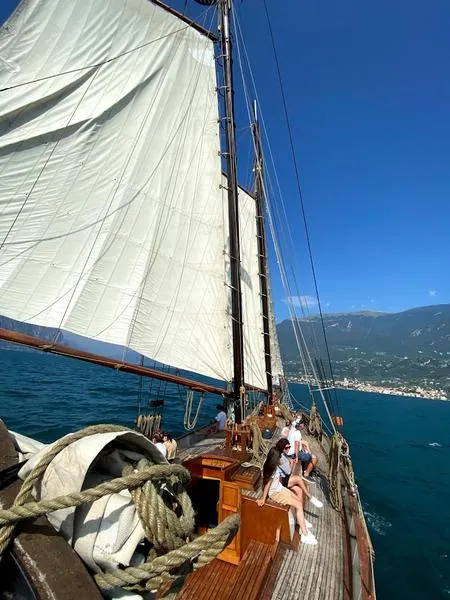 Minicrociera sul Lago di Garda in veliero e visita alle Cascate della Forra da Malcesine