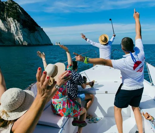 Escursione in barca di 3 ore con soste bagno lungo la Riviera del Conero