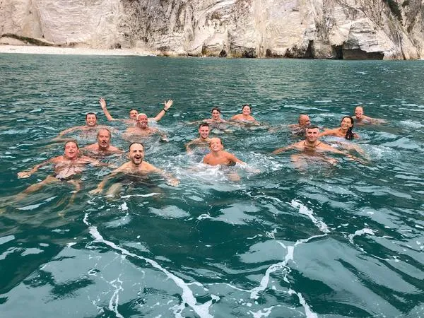 Escursione in barca di 3 ore con soste bagno lungo la Riviera del Conero