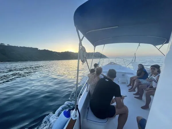 Gita in barca con aperitivo al tramonto lungo la costa del Conero da Numana