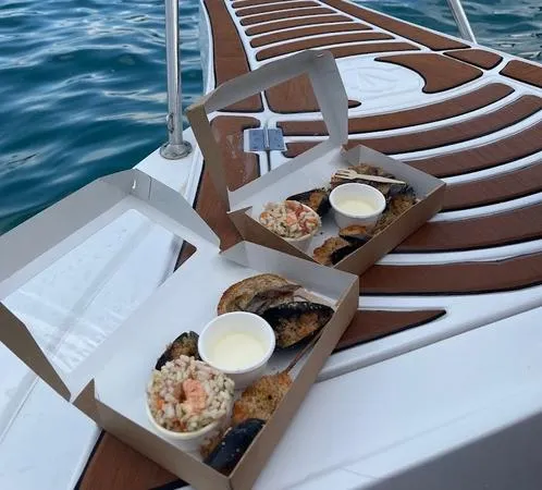 Gita in barca con aperitivo al tramonto lungo la costa del Conero da Numana