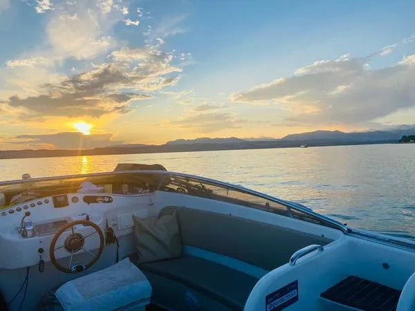 Gita in barca sul Lago di Garda verso Sirmione da Desenzano