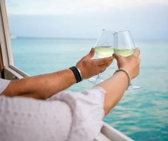 Aperitivo in barca al tramonto con soste bagno a Porto Cesareo