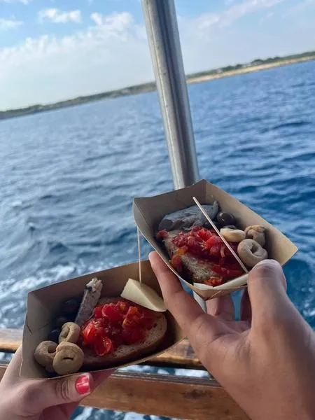 Aperitivo in barca al tramonto con soste bagno a Porto Cesareo