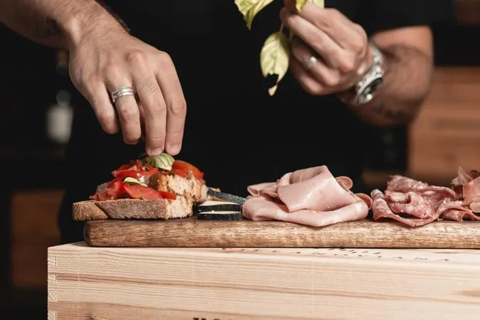 Degustazione vini e visita alla Cantina Villanoviana a Castagneto Carducci