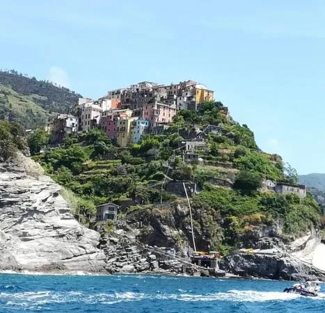 Giro in barca di gruppo alle Cinque Terre da Manarola