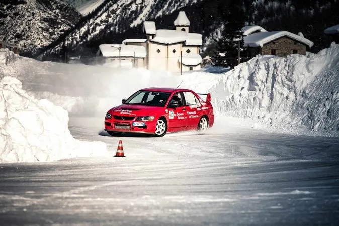 Corso di guida sportiva al Ghiacciodromo di Livigno