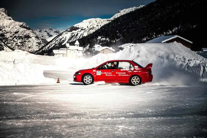 Corso di guida sportiva al Ghiacciodromo di Livigno