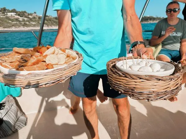 Gita in barca al tramonto con aperitivo da Torre Vado