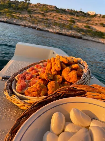 Gita in barca al tramonto con aperitivo da Torre Vado