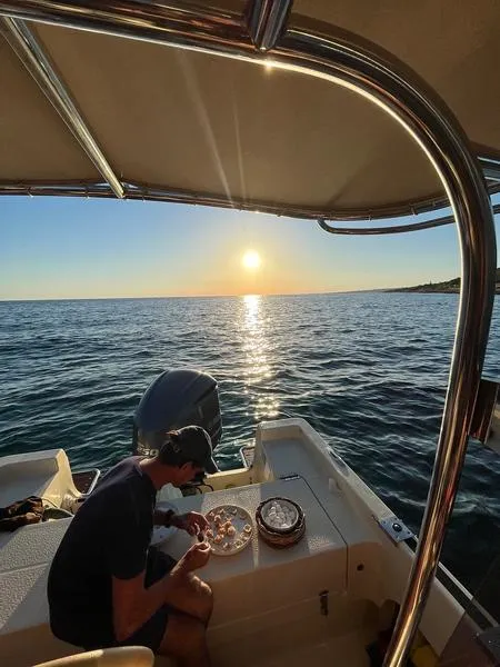 Gita in barca al tramonto con aperitivo da Torre Vado