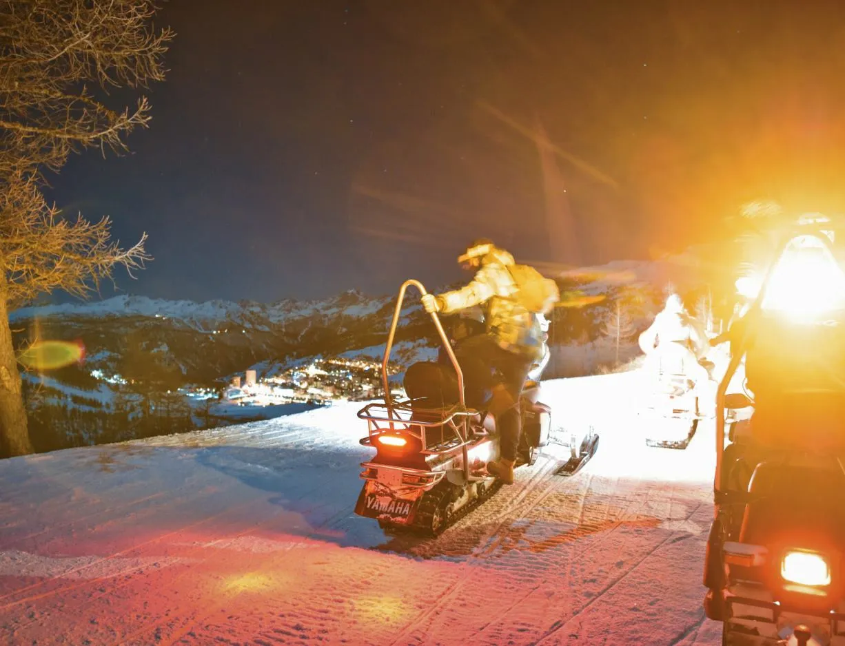 Escursione in motoslitta con cena in baita a Sestriere