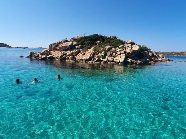 Giornata intera in barca a vela alla Maddalena con skipper