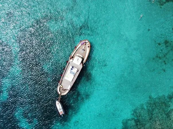 Escursione di gruppo in barca d'epoca da La Maddalena