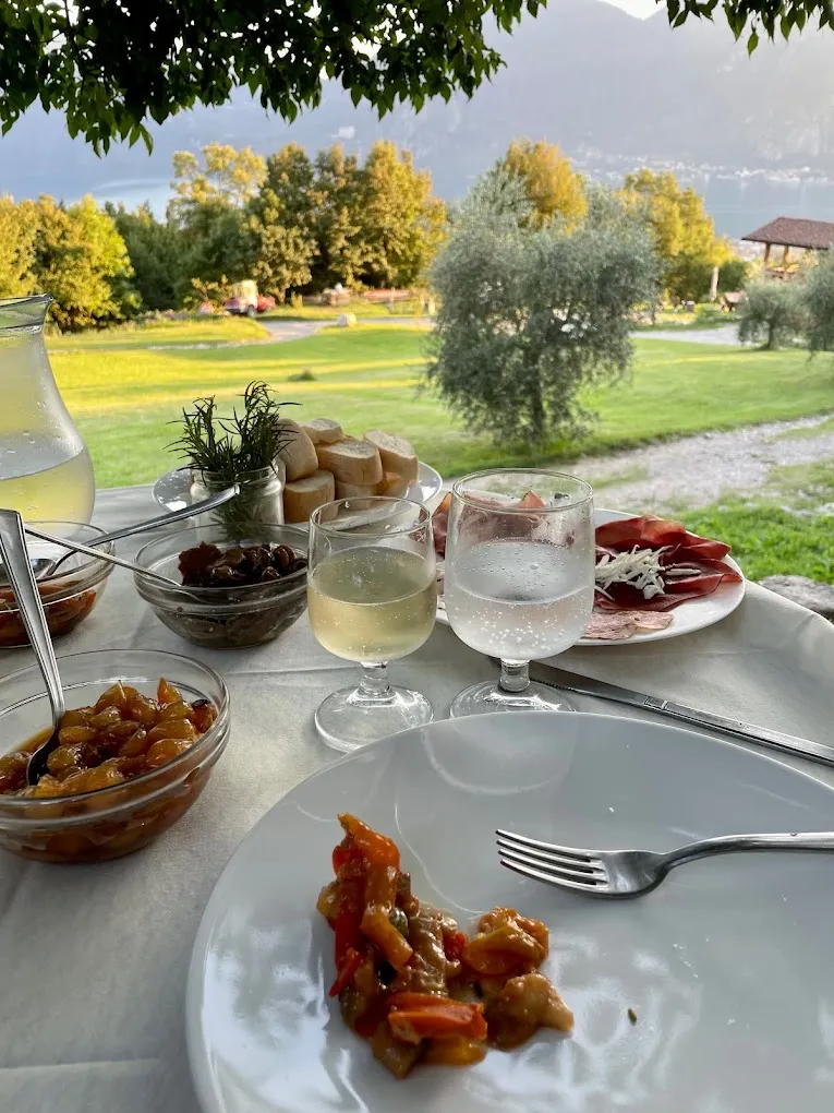 Pranzo tipico in agriturismo vista lago sopra Lecco