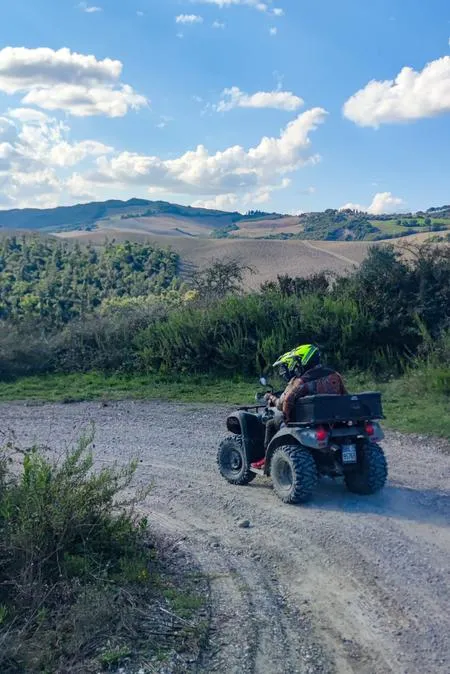 Escursione in quad tra Volterra e San Gimignano