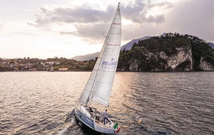 Tour privato in barca a vela del Lago di Como da Bellagio