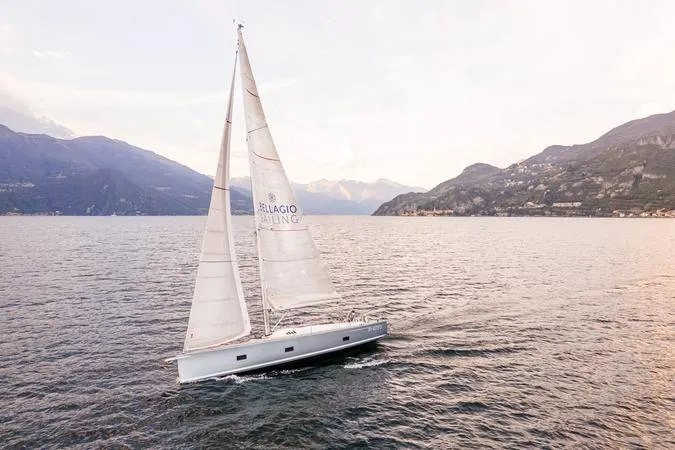 Tour privato in barca a vela del Lago di Como da Bellagio