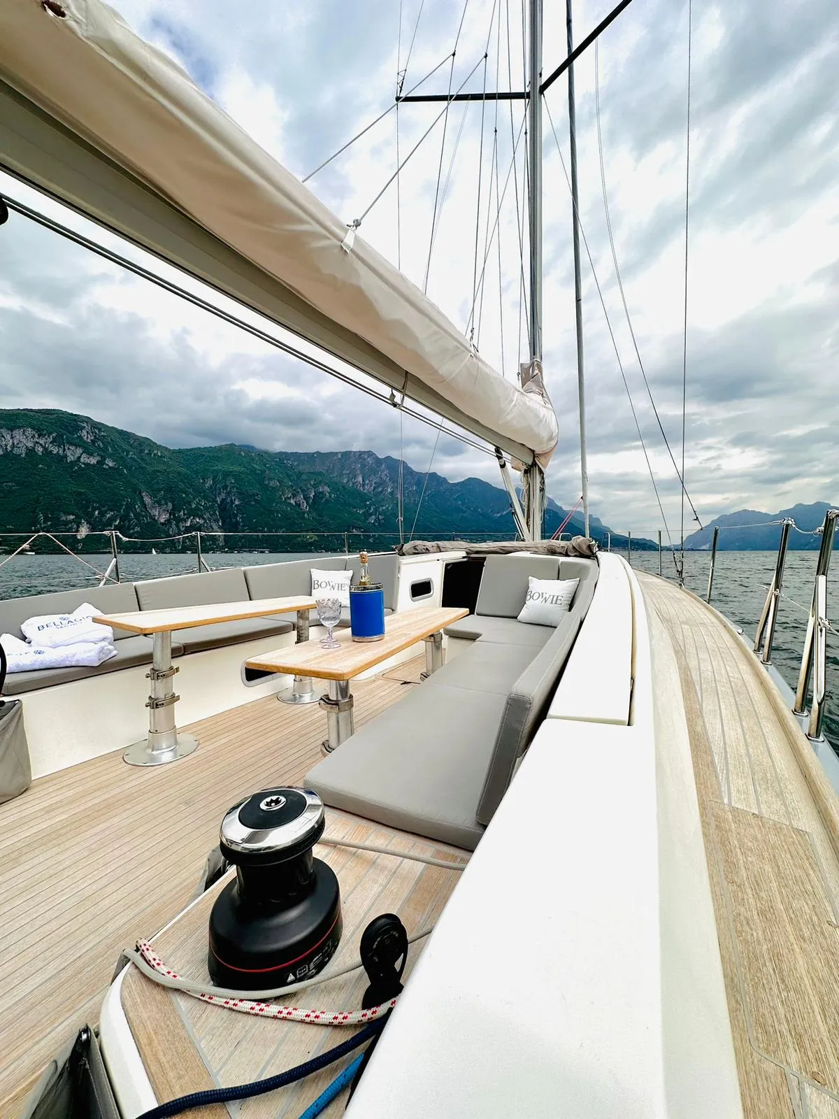 Tour privato in barca a vela del Lago di Como da Bellagio